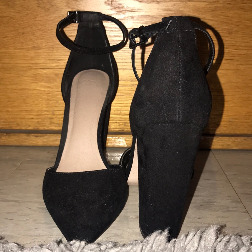 Black closed pointed toes block high heels